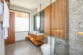 Luxe 5BR Villa, 200m to Brawah Beach Retreat