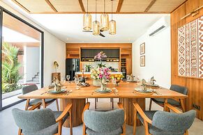 Luxe 5BR Villa, 200m to Brawah Beach Retreat
