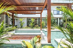 Luxe 5BR Villa, 200m to Brawah Beach Retreat