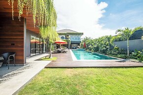 Stylish 5BR Private Villa, Central Seminyak