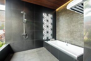 Stylish 5BR Private Villa, Central Seminyak