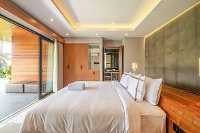 Stylish 5BR Private Villa, Central Seminyak