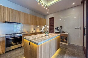 Stylish 5BR Private Villa, Central Seminyak