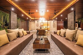 Stylish 5BR Private Villa, Central Seminyak