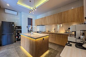 Stylish 5BR Private Villa, Central Seminyak