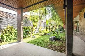 Stylish 5BR Private Villa, Central Seminyak