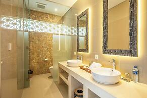 Stylish 5BR Private Villa, Central Seminyak