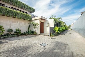 Stylish 5BR Private Villa, Central Seminyak
