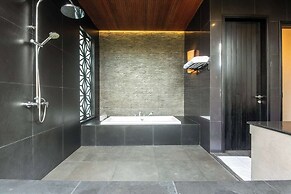 Stylish 5BR Private Villa, Central Seminyak