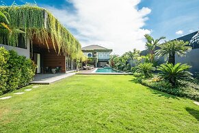 Stylish 5BR Private Villa, Central Seminyak