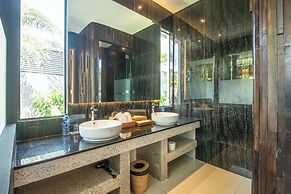 Stylish 5BR Private Villa, Central Seminyak
