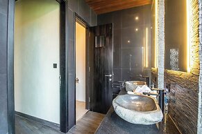 Stylish 5BR Private Villa, Central Seminyak