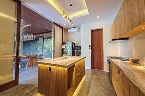 Stylish 5BR Private Villa, Central Seminyak