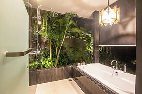 Stylish 5BR Private Villa, Central Seminyak