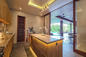 Stylish 5BR Private Villa, Central Seminyak