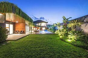 Stylish 5BR Private Villa, Central Seminyak