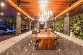 Stylish 5BR Private Villa, Central Seminyak