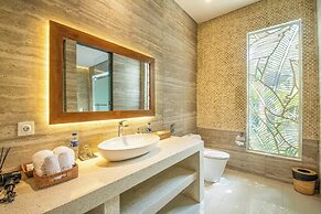 Stylish 5BR Private Villa, Central Seminyak