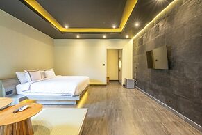 Stylish 5BR Private Villa, Central Seminyak