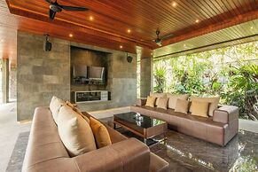 Stylish 5BR Private Villa, Central Seminyak