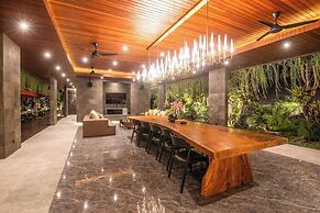 Stylish 5BR Private Villa, Central Seminyak