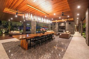 Stylish 5BR Private Villa, Central Seminyak