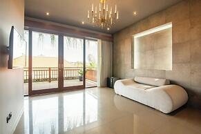 Stylish 5BR Private Villa, Central Seminyak