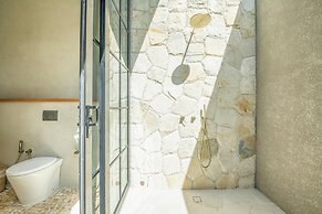 Stylish 5BR Boho Hideaway, 5 Min From Bingin Beach