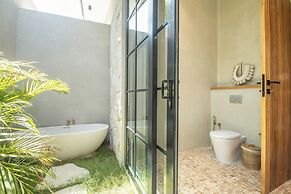 Stylish 5BR Boho Hideaway, 5 Min From Bingin Beach