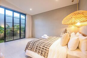 Stylish 5BR Boho Hideaway, 5 Min From Bingin Beach