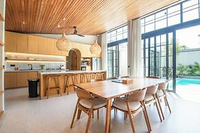 Stylish 5BR Boho Hideaway, 5 Min From Bingin Beach