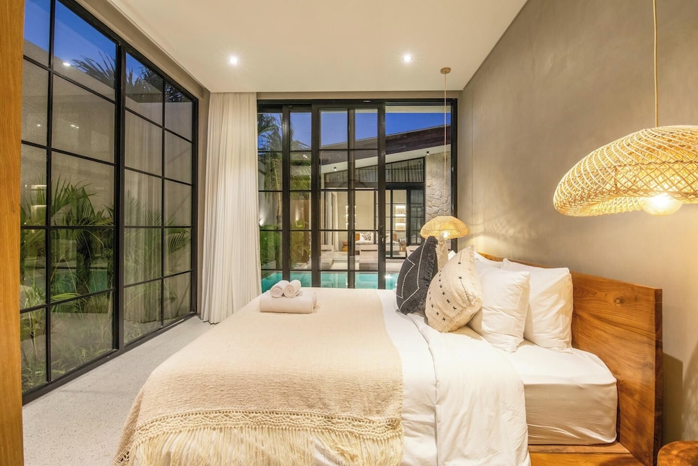 Stylish 5BR Boho Hideaway, 5 Min From Bingin Beach