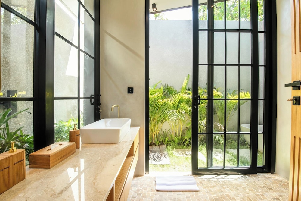 Stylish 5BR Boho Hideaway, 5 Min From Bingin Beach