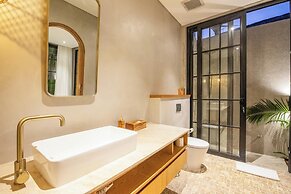 Stylish 5BR Boho Hideaway, 5 Min From Bingin Beach