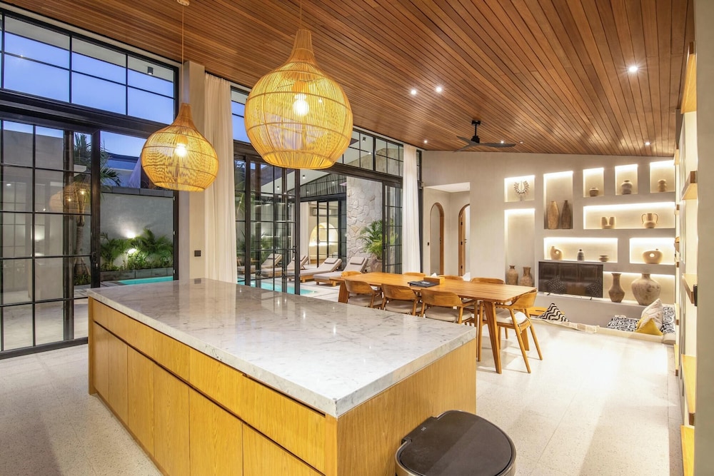Stylish 5BR Boho Hideaway, 5 Min From Bingin Beach