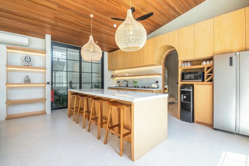Stylish 5BR Boho Hideaway, 5 Min From Bingin Beach