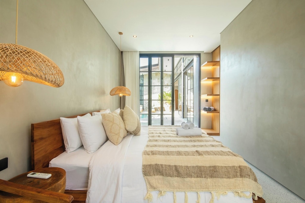 Stylish 5BR Boho Hideaway, 5 Min From Bingin Beach