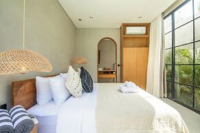 Stylish 5BR Boho Hideaway, 5 Min From Bingin Beach