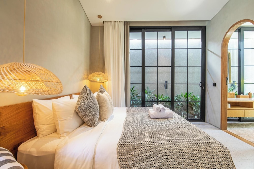 Stylish 5BR Boho Hideaway, 5 Min From Bingin Beach