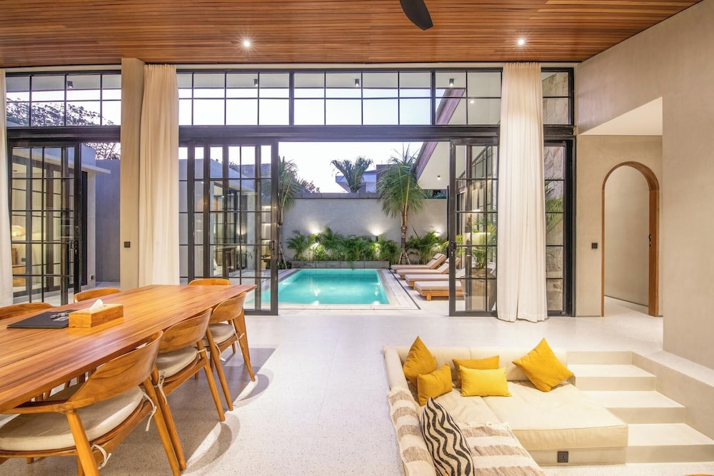 Stylish 5BR Boho Hideaway, 5 Min From Bingin Beach
