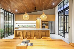 Stylish 5BR Boho Hideaway, 5 Min From Bingin Beach