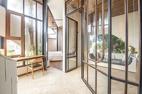 1BR Loft Art Deco Shared Pool, 700m to Echo Beach