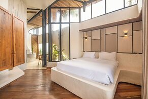 1BR Loft Art Deco Shared Pool, 700m to Echo Beach