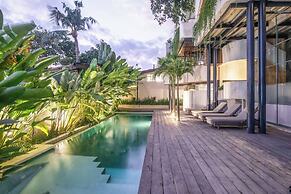 1BR Loft Art Deco Shared Pool, 700m to Echo Beach