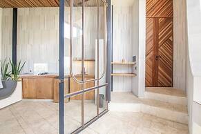 1BR Loft Art Deco Shared Pool, 700m to Echo Beach