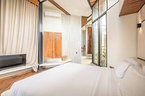 1BR Loft Art Deco Shared Pool, 700m to Echo Beach