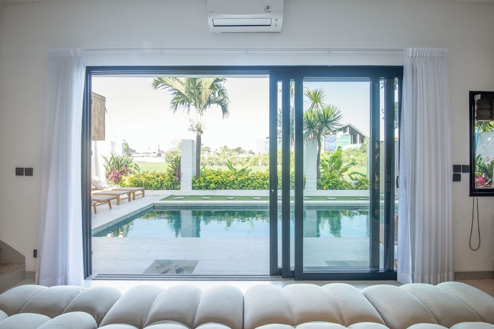 4 Bd Seminyak Scenic Rice Views 4 Mins to Beach