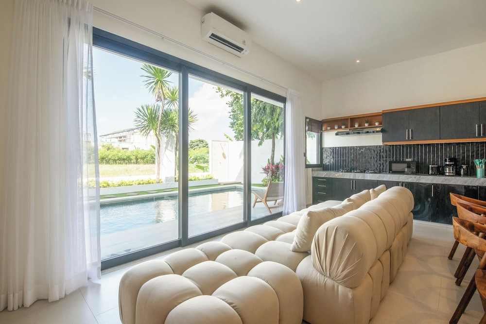 4 Bd Seminyak Scenic Rice Views 4 Mins to Beach
