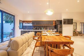4 Bd Seminyak Scenic Rice Views 4 Mins to Beach