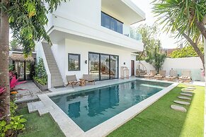 4 Bd Seminyak Scenic Rice Views 4 Mins to Beach